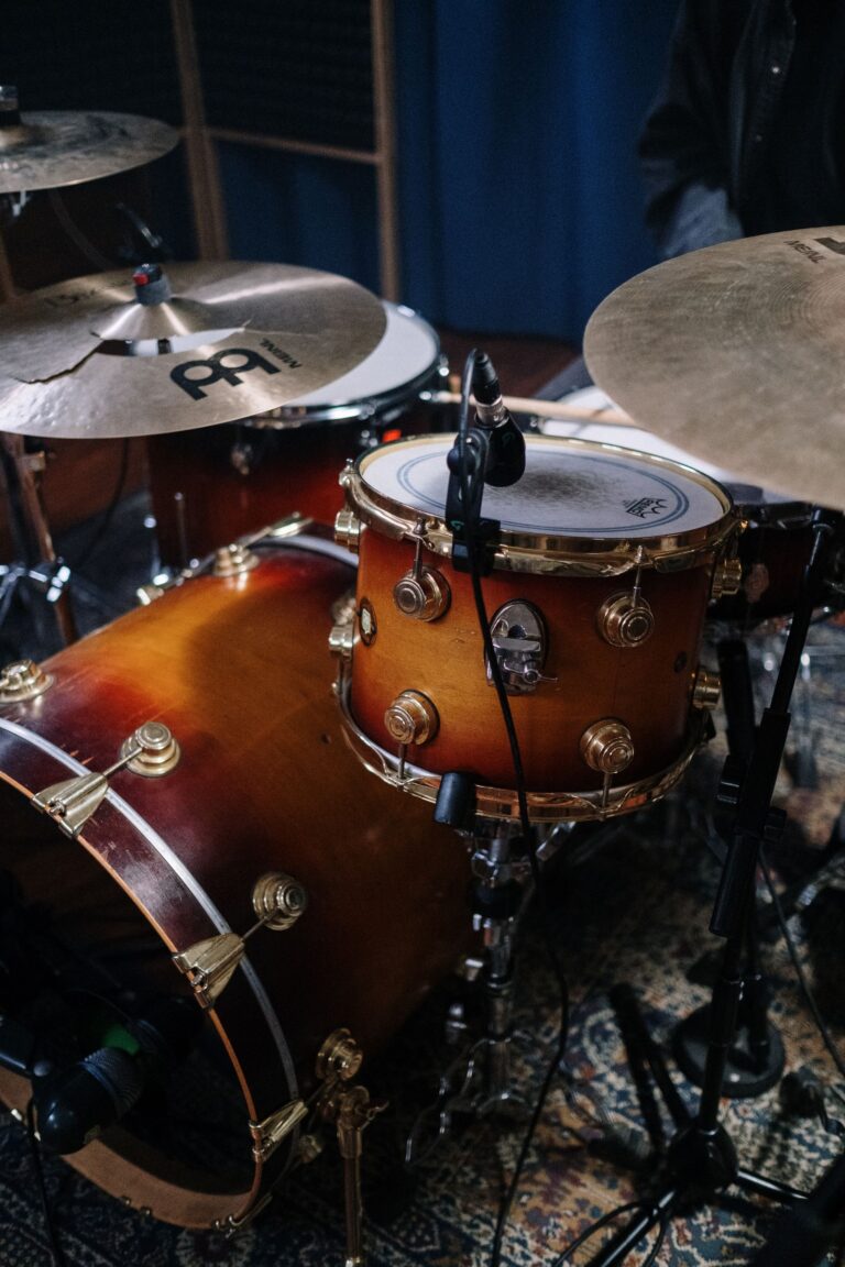 Drum kit with cymbals and snare drum